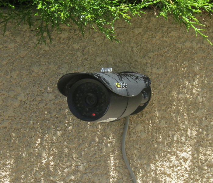 Уличная камера Q-See QM9903B за домом
